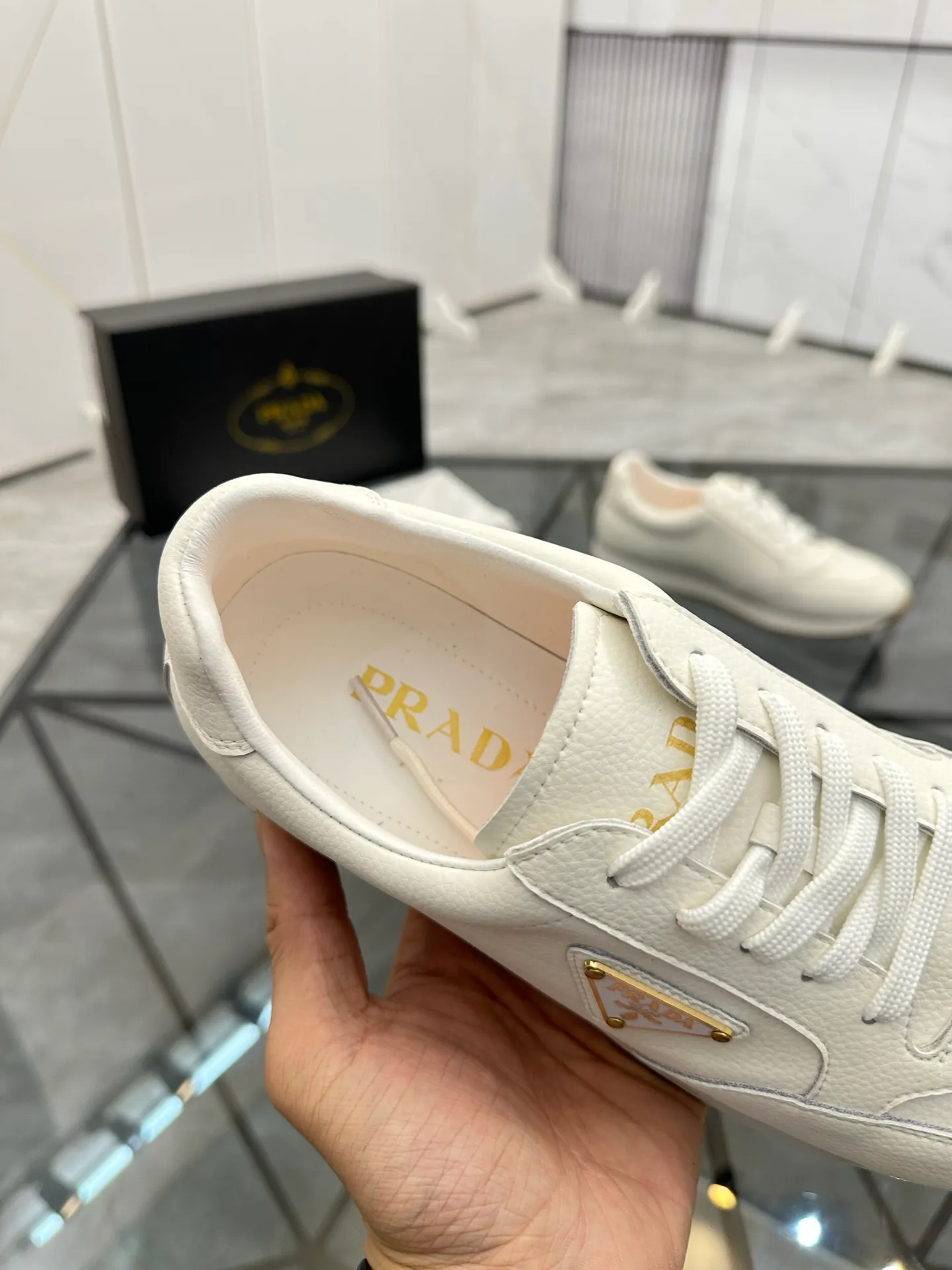 Men's shoes: 💰P420¥ Product trademark: Prada *"Prada*" low-top casual shoes Regular size: 38-44 (can be customized to 45) Product materials: imported cowhide upper, sheepskin lining, original outsole. Number: 020